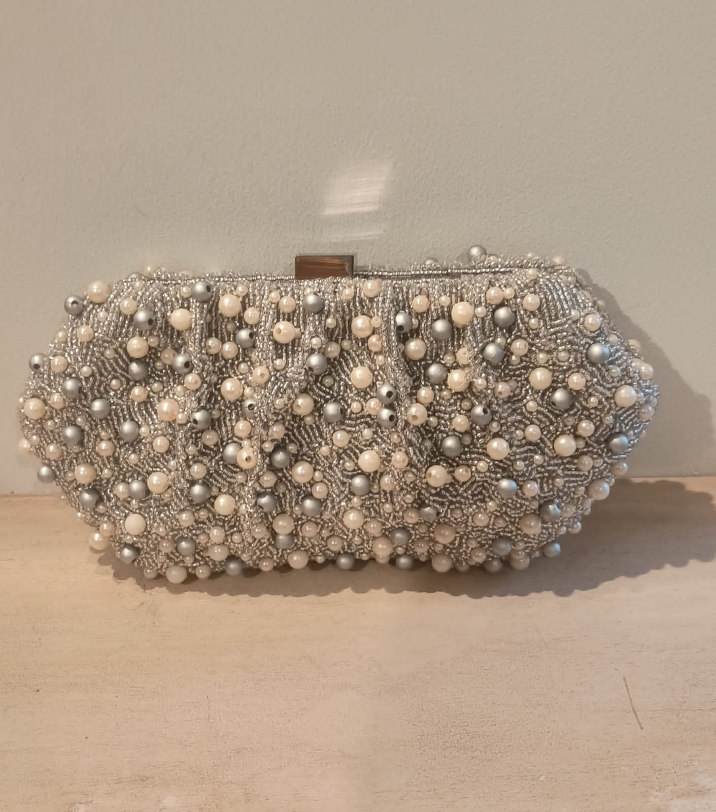 Mono pearl cluster clutch