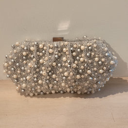 Mono pearl cluster clutch